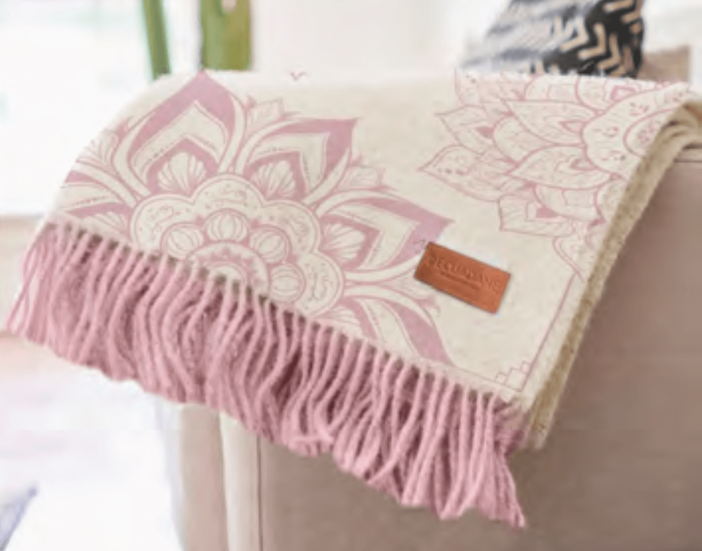 A gentle feminie Asian floral patterned blanket
